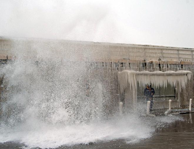 Вълните във Варна прехвърлят вълнолома