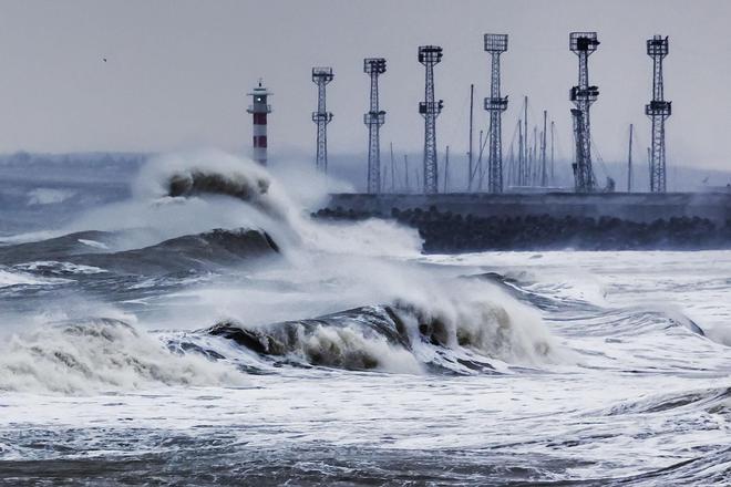 Гигантски вълни заливат крайбрежието на Бургас
