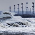 Гигантски вълни заливат крайбрежието на Бургас