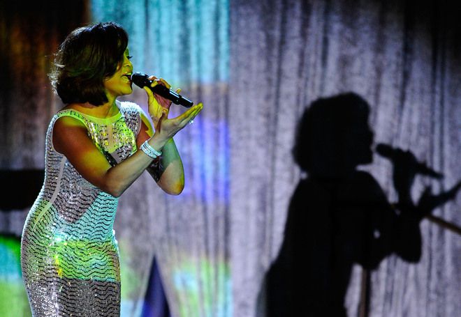 Уитни пее на гала вечер