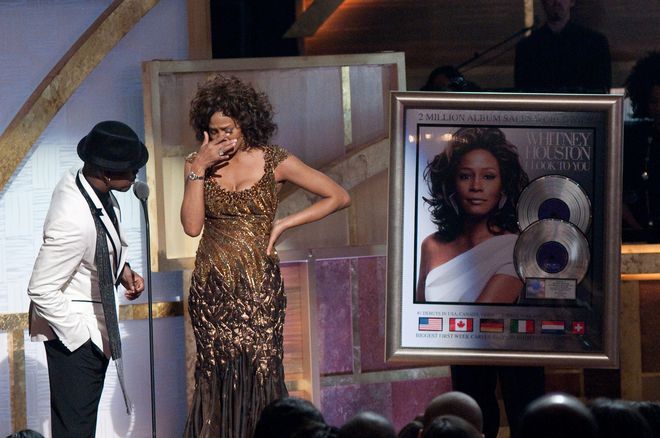 Уитни Хюстън просълзена