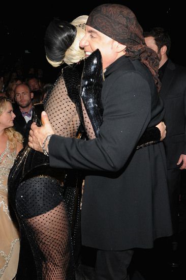 Лейди Гага в прегръдка с колега