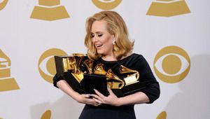 Адел с шестте си "Грамита"