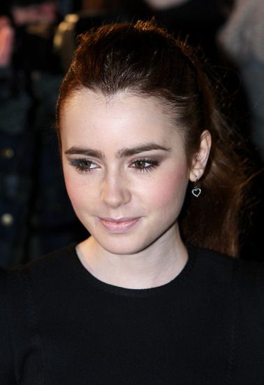 Лили Колинс с дискретни обици