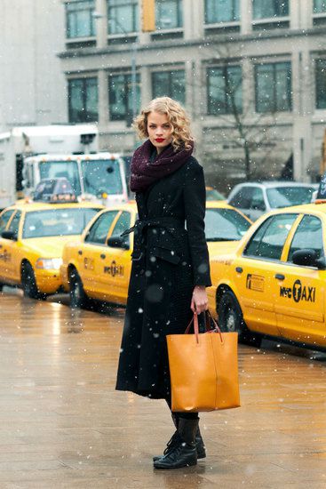 Дълго палто и къс кръгъл шал