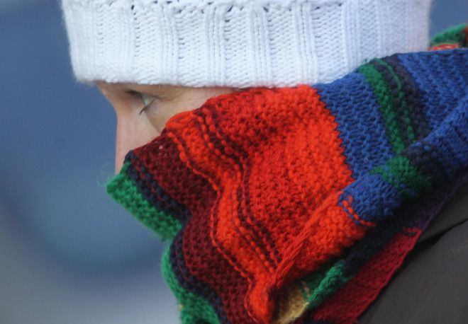 С шал и шапка в студа