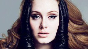 Адел в дантела и с кожени ръкавици