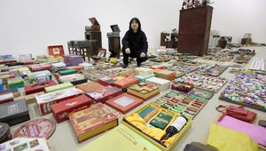 Художникът сред вещите на майка си