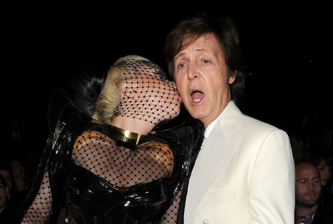Лейди Гага целува сър Пол