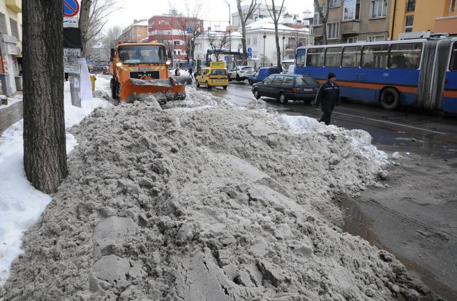 Чистят снега в София