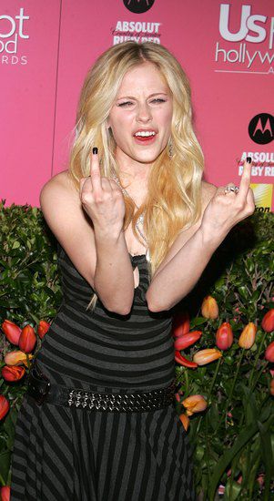 Аврил Лавин показва среден пръст