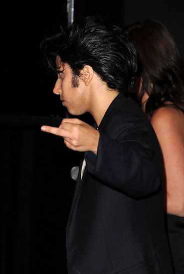 Лейди Гага показва среден пръст