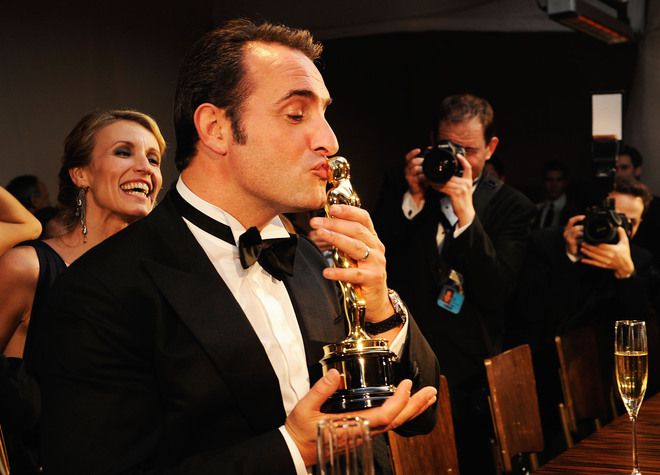 Жан Дюжарден целува "Оскар"
