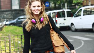 Момиче със слушалки