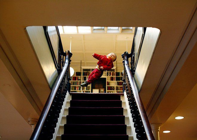 Летящо бебе в библиотеката