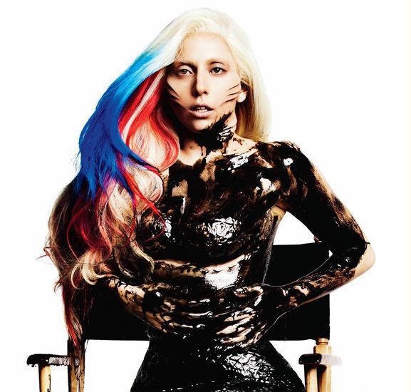 Гага печели от Twitter