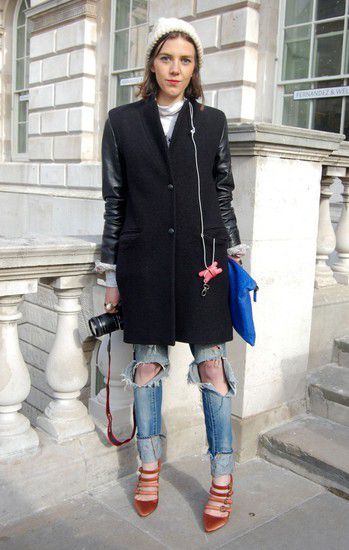 Боса в обувките с деколте