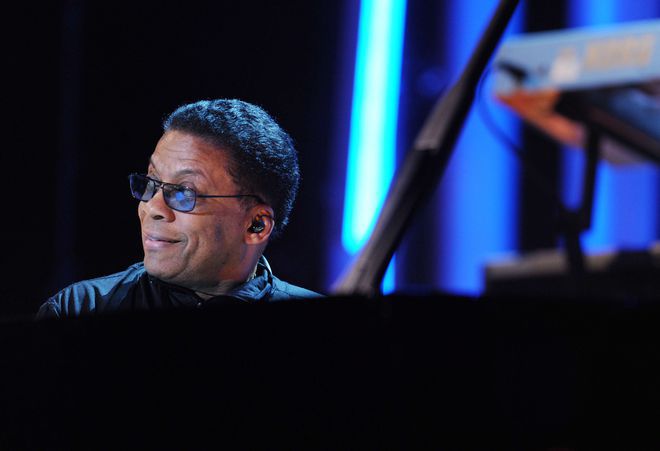 Хърби Хенкок зад пианото
