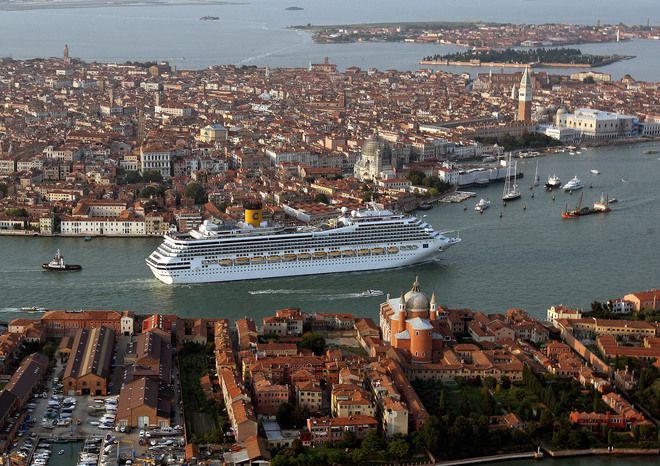 Круизен кораб във Венеция