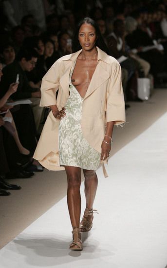 Наоми Кембъл на модния подиум
