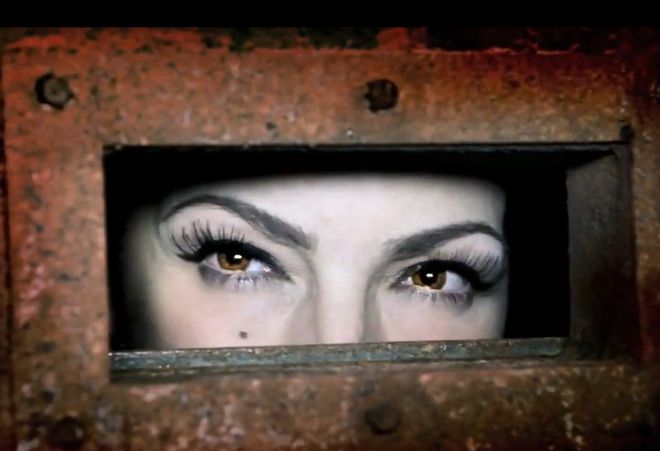 Глория Естефан в клипа на Hotel Nacional