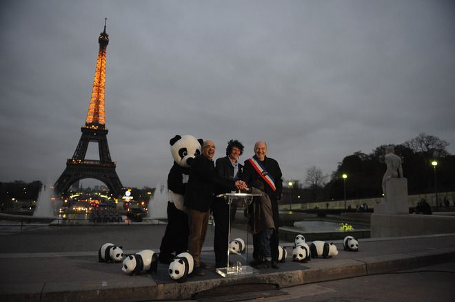 Гасят Айфеловата кула