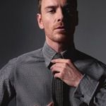 Майкъл Фасбендър стяга вратовръзка