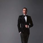 Майкъл в елегантен костюм