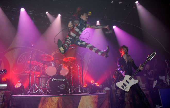 "Даркнес" на сцената, 2012