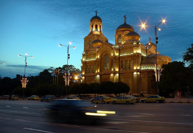 Катедралата във Варна по залез