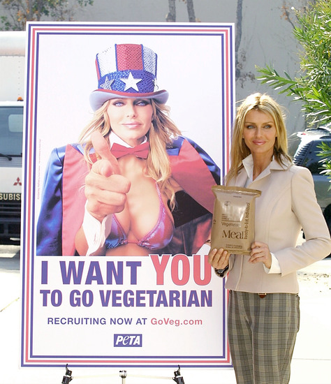 Кимбърли Хефнър като Чичо Сам