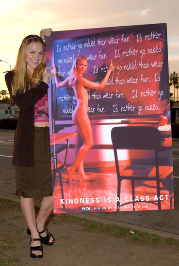 Разсъблечената Доминик Суейн