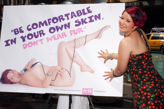 Разголена айдълка