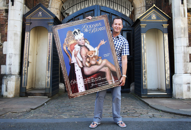 Мъж срещу мечите кожи