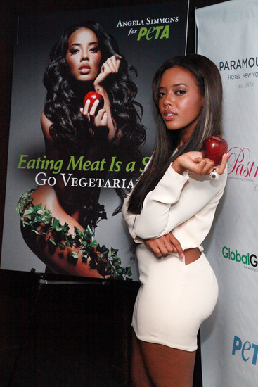 Анджела Симънс като Ева