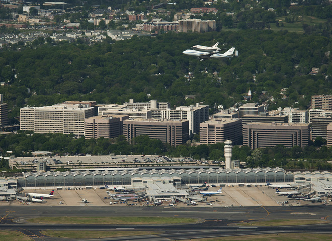 Над летище "Роналд Рейгън"