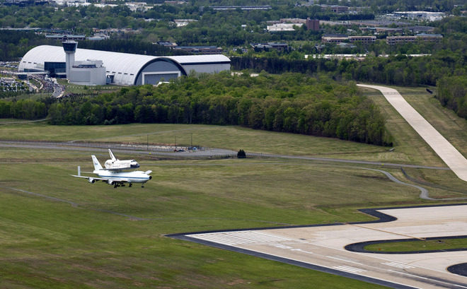 Совалката над летището и музея