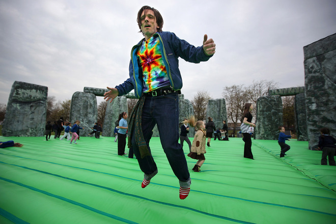 Стоунхендж като надуваем замък