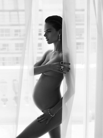 Алесандра Амбросио бременна и гола