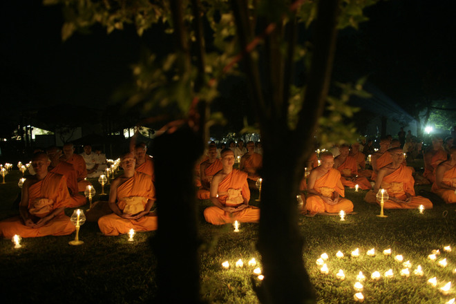 Будистки монаси медитират в Боробудур