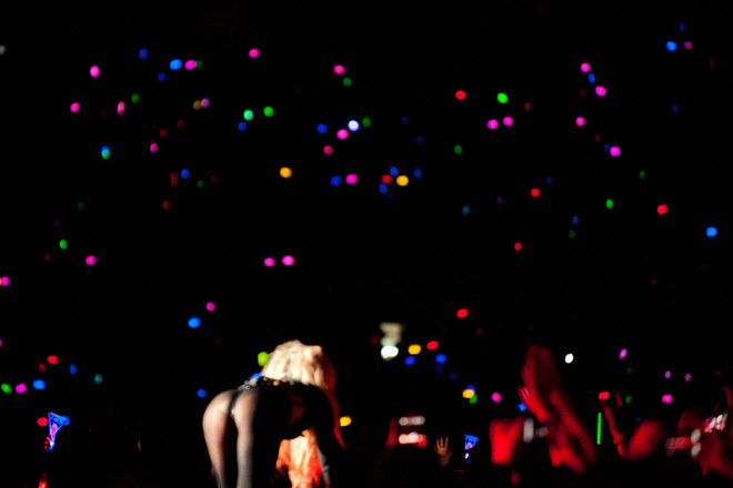 Гага в гръб на сцената