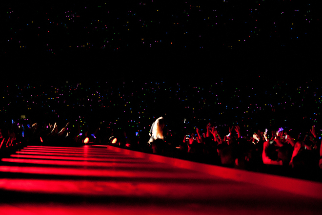 Гага на колене на сцената