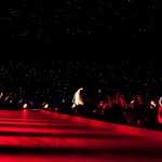 Гага на колене на сцената