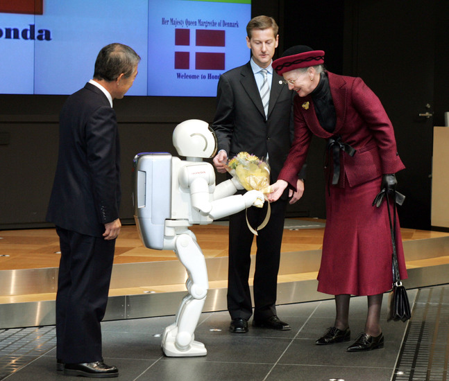 ASIMO поднася цветя