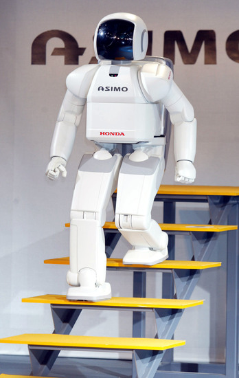 Първите крачки на ASIMO