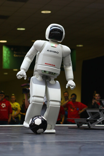 ASIMO играе футбол