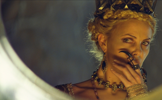 Чарлийз Терон като кралица Равена