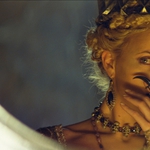 Чарлийз Терон като кралица Равена
