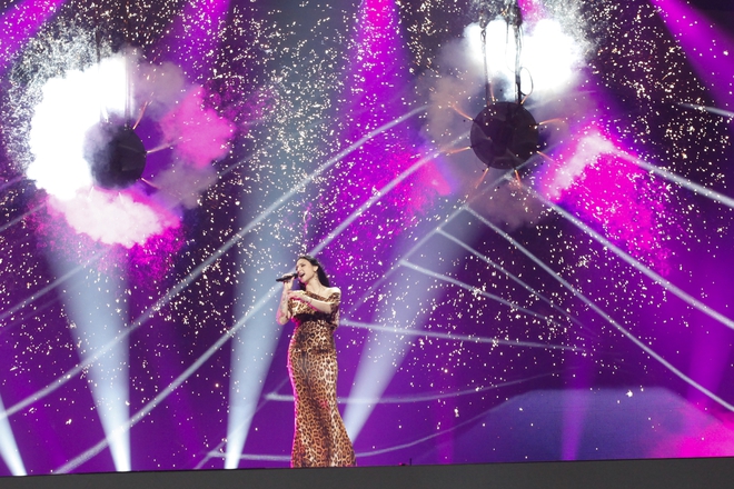 Софи сама на сцената в Баку