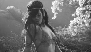 Риана в "Where Have You Been" (8)